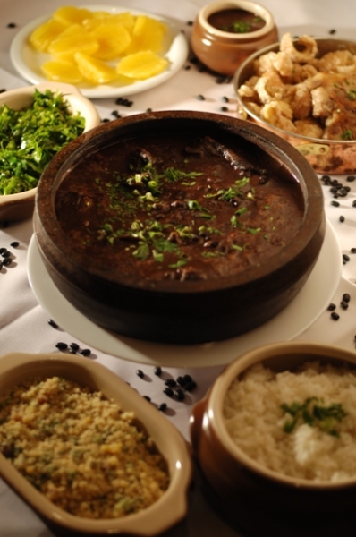 Feijoada com carnes, couve, farofa, torresmo e laranja