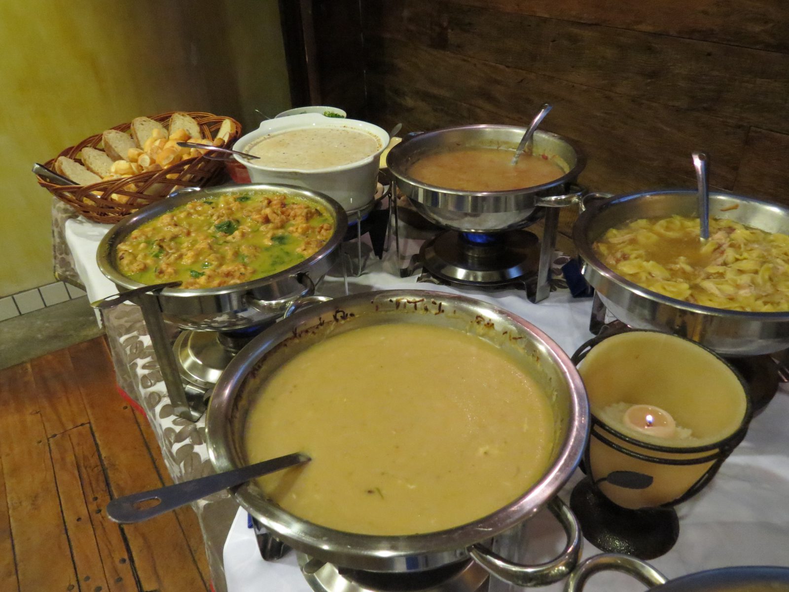 Buffet de pratos mineiros