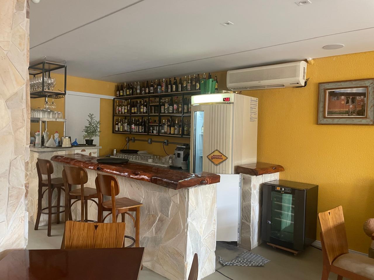 Balcão do restaurante com pedra e madeira