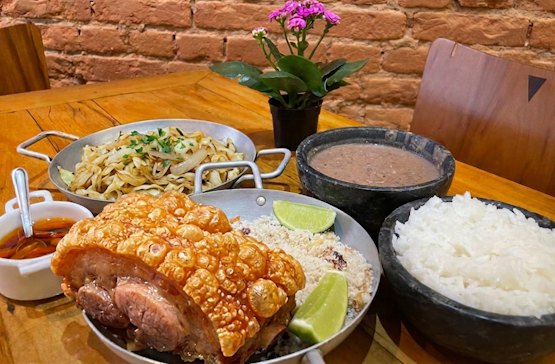 Joelho de porco com farofa, tutu, repolho e arroz
